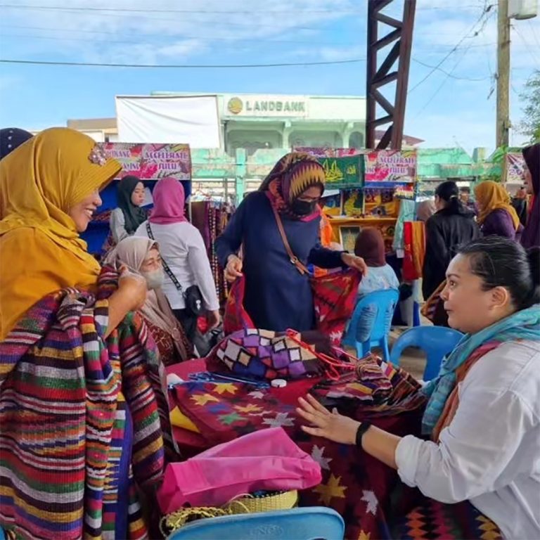 Exploring the Use of Philippine Silk  in Tausug Pisyabit Weaving